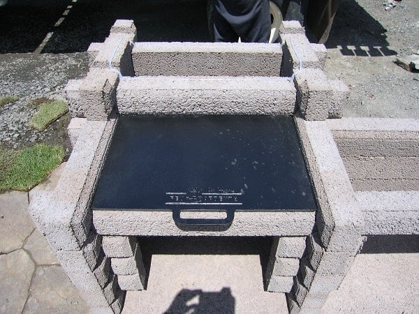 foyer extérieur avec cheminée -placer la plaque