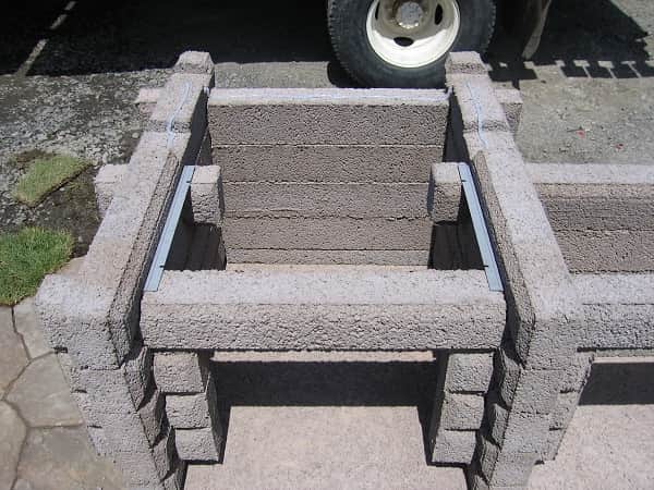 put the slides before the assembly of the chimney of the outdoor fireplace