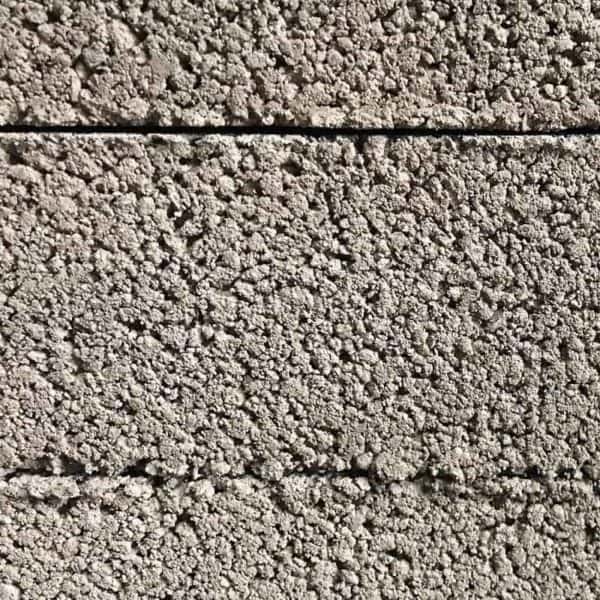 le côté plat des blocs de béton se place à l'intérieur du foyer