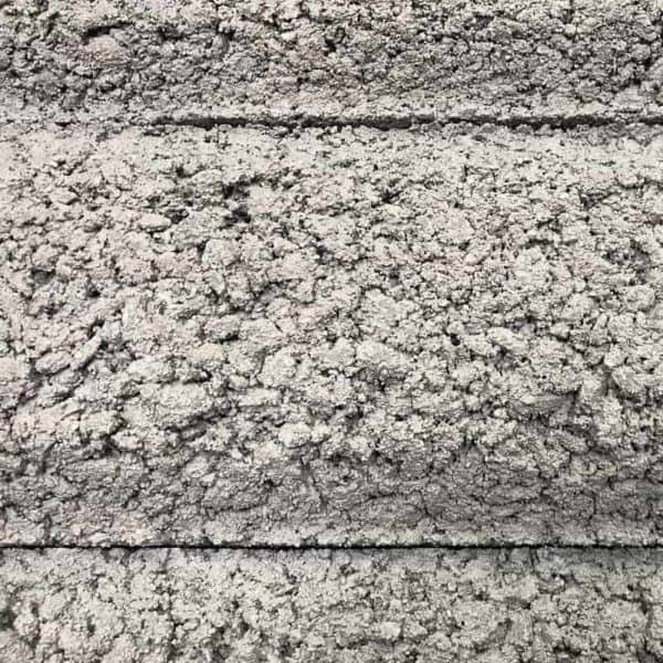 le côté rond des blocs de béton se place à l'extérieur du foyer