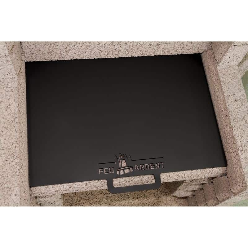 plaque d'acier 18 x 26 en place sur le foyer extérieur