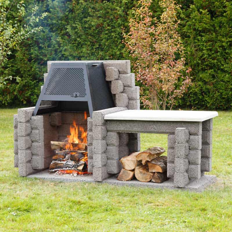 foyer d'extérieur le Campagnard à dossier avec le pare-étincelles pyramide