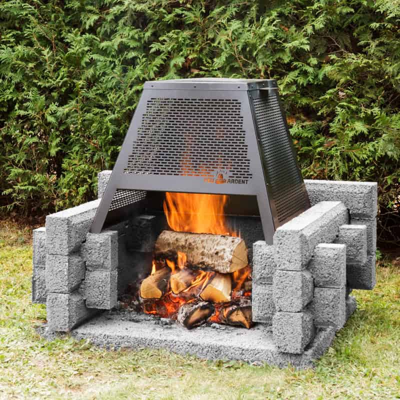 Foyer Pique-nique gris avec pare-etincelles pyramide