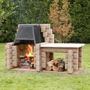 foyer extérieur Feu Ardent Campagnard à dossier beige boîte à bois à droite et pyramide