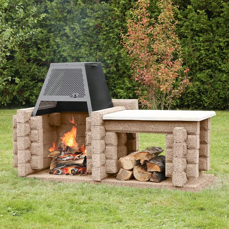 Foyer extérieur Campagnard de couleur beige avec pare-étincelles assemblé à droite