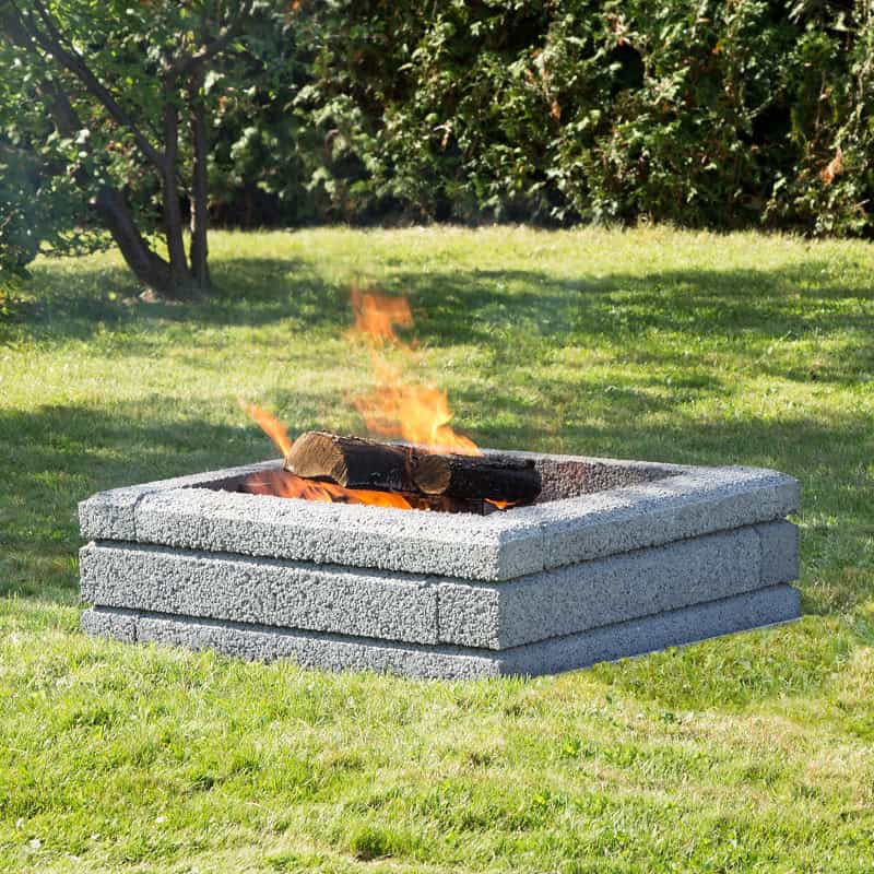 Foyer d'extérieur camping rehaussé en gris pierre seule